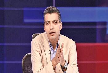 جشن تولد 51 سالگی عادل فردوسی پور با یک کیک مینیمال