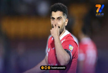 اهدا پیراهن کاپیتان پرسپولیس به دانش‌آموز مجروح حادثه میناب