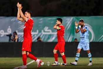 سلام پرسپولیس به بحران؛ بدرقه بازیکنان با شعار و بطری آب