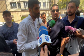 حضور محمد انصاری در تجمع اعتراضی هواداران پرسپولیس به درویش