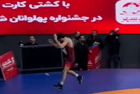 پرتاب بطری از سوی هواداران استقلال به کشتی گیر روس مالک پرسپولیس